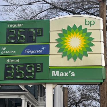 US Gas Prices Rise Due to Refinery Shutdowns and Higher Oil Costs